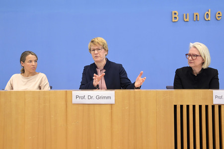Bundespressekonferenz Vorstellung der aktualisierten Konjunkturprognose 2023/24 in Berlin