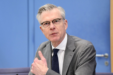 Bundespressekonferenz Vorstellung der aktualisierten Konjunkturprognose 2023/24 in Berlin