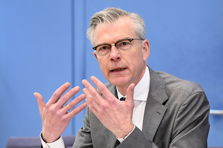 Bundespressekonferenz Vorstellung der aktualisierten Konjunkturprognose 2023/24 in Berlin