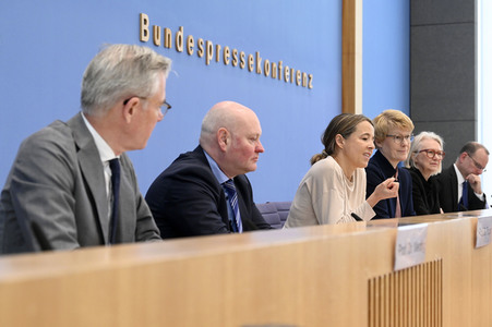 Bundespressekonferenz Vorstellung der aktualisierten Konjunkturprognose 2023/24 in Berlin