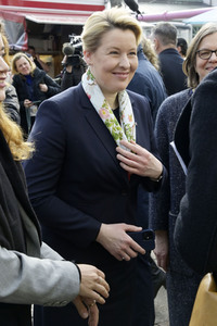 Das britische Königspaar besucht Wochenmarkt in Berlin