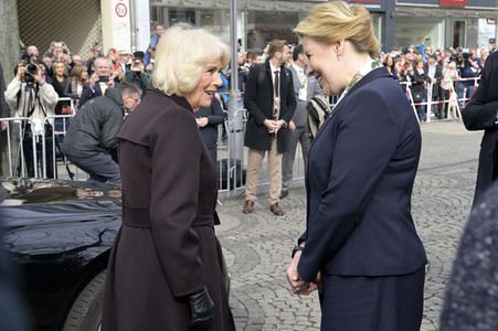 Das britische Königspaar besucht Wochenmarkt in Berlin