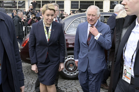 Das britische Königspaar besucht Wochenmarkt in Berlin
