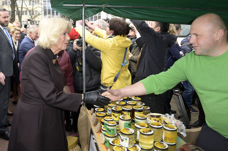 Das britische Königspaar besucht Wochenmarkt in Berlin