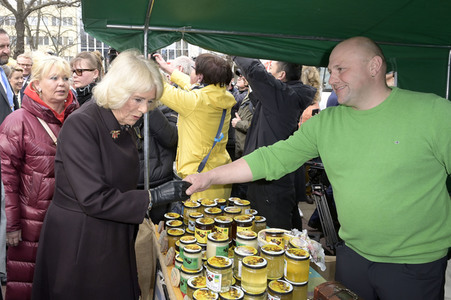 Das britische Königspaar besucht Wochenmarkt in Berlin