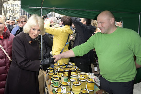 Das britische Königspaar besucht Wochenmarkt in Berlin
