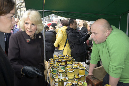 Das britische Königspaar besucht Wochenmarkt in Berlin