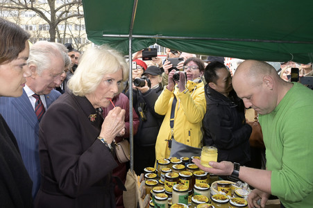 Das britische Königspaar besucht Wochenmarkt in Berlin