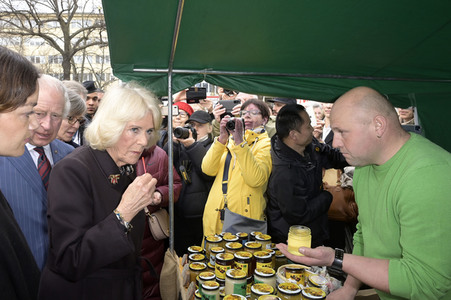 Das britische Königspaar besucht Wochenmarkt in Berlin