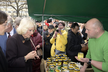 Das britische Königspaar besucht Wochenmarkt in Berlin