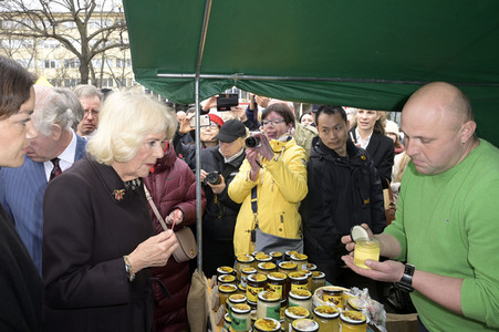 Das britische Königspaar besucht Wochenmarkt in Berlin