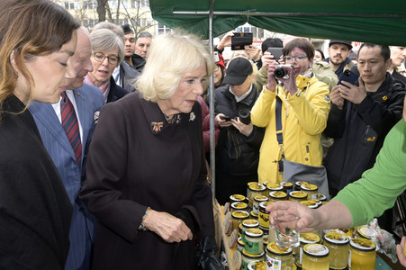 Das britische Königspaar besucht Wochenmarkt in Berlin