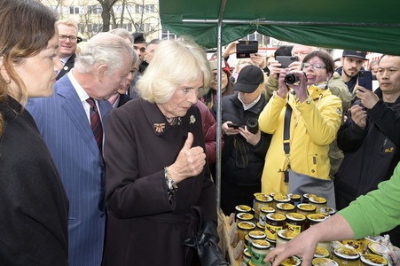 Das britische Königspaar besucht Wochenmarkt in Berlin