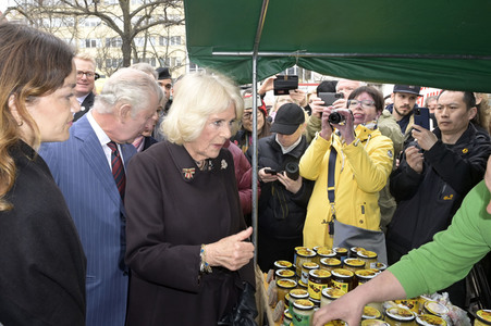 Das britische Königspaar besucht Wochenmarkt in Berlin