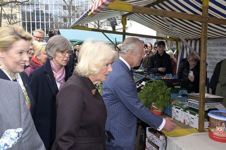 Das britische Königspaar besucht Wochenmarkt in Berlin