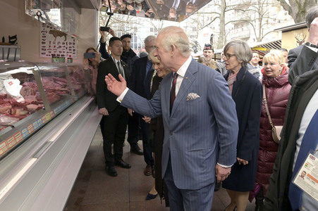 Das britische Königspaar besucht Wochenmarkt in Berlin