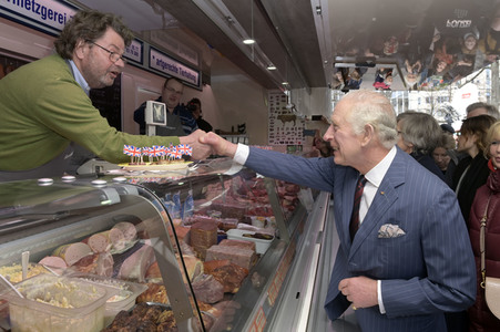 Das britische Königspaar besucht Wochenmarkt in Berlin