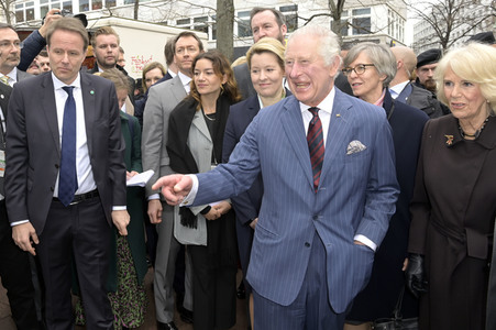 Das britische Königspaar besucht Wochenmarkt in Berlin