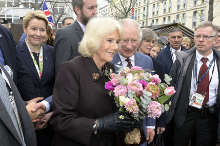 Das britische Königspaar besucht Wochenmarkt in Berlin