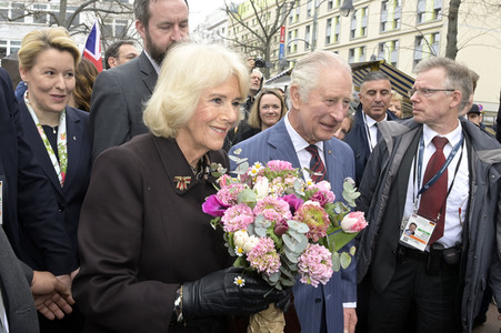 Das britische Königspaar besucht Wochenmarkt in Berlin