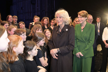 Königin-Gemahlin Camilla und beim Besuch der Komischen Oper in Berlin