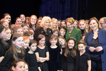 Königin-Gemahlin Camilla und beim Besuch der Komischen Oper in Berlin