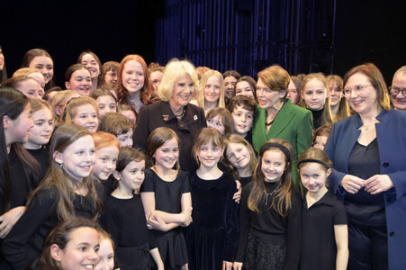Königin-Gemahlin Camilla und beim Besuch der Komischen Oper in Berlin