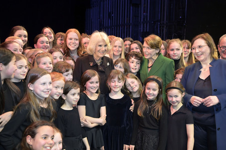 Königin-Gemahlin Camilla und beim Besuch der Komischen Oper in Berlin
