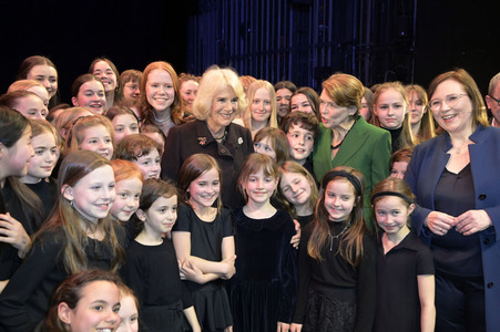 Königin-Gemahlin Camilla und beim Besuch der Komischen Oper in Berlin