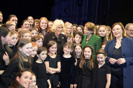 Königin-Gemahlin Camilla und beim Besuch der Komischen Oper in Berlin