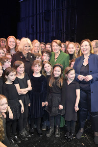 Königin-Gemahlin Camilla und beim Besuch der Komischen Oper in Berlin