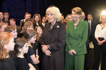 Königin-Gemahlin Camilla und beim Besuch der Komischen Oper in Berlin