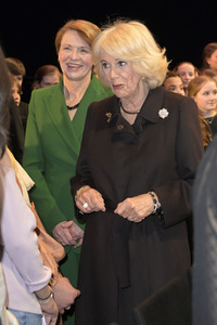 Königin-Gemahlin Camilla und beim Besuch der Komischen Oper in Berlin