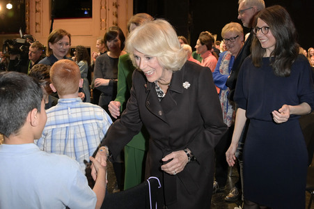 Königin-Gemahlin Camilla und beim Besuch der Komischen Oper in Berlin
