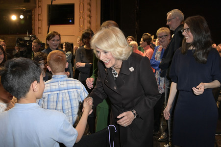 Königin-Gemahlin Camilla und beim Besuch der Komischen Oper in Berlin