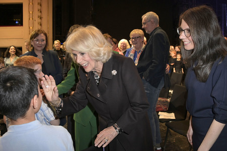 Königin-Gemahlin Camilla und beim Besuch der Komischen Oper in Berlin