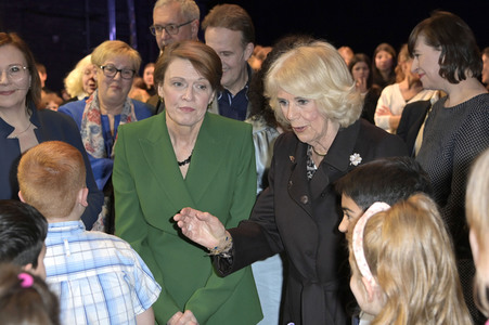 Königin-Gemahlin Camilla und beim Besuch der Komischen Oper in Berlin