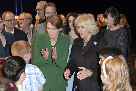 Königin-Gemahlin Camilla und beim Besuch der Komischen Oper in Berlin