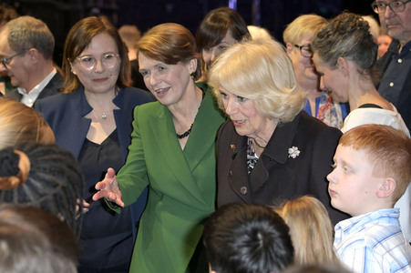 Königin-Gemahlin Camilla und beim Besuch der Komischen Oper in Berlin