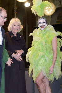 Königin-Gemahlin Camilla und beim Besuch der Komischen Oper in Berlin
