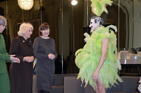 Königin-Gemahlin Camilla und beim Besuch der Komischen Oper in Berlin