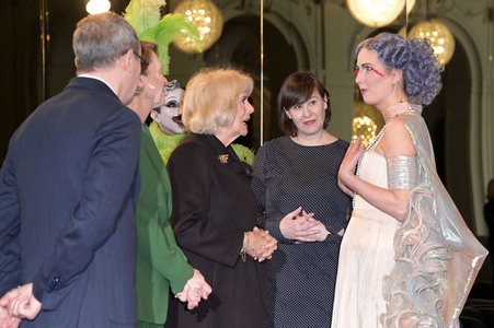 Königin-Gemahlin Camilla und beim Besuch der Komischen Oper in Berlin