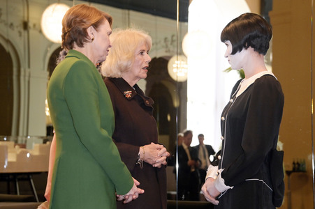 Königin-Gemahlin Camilla und beim Besuch der Komischen Oper in Berlin
