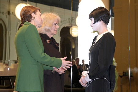 Königin-Gemahlin Camilla und beim Besuch der Komischen Oper in Berlin
