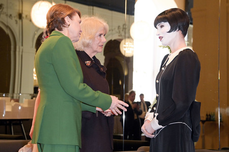 Königin-Gemahlin Camilla und beim Besuch der Komischen Oper in Berlin