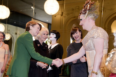 Königin-Gemahlin Camilla und beim Besuch der Komischen Oper in Berlin