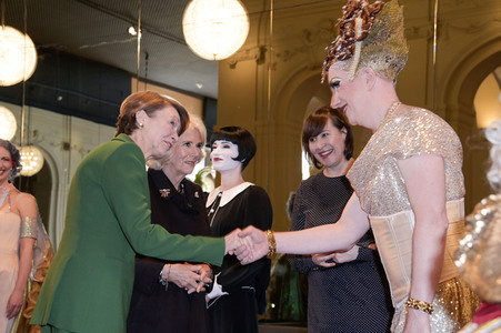 Königin-Gemahlin Camilla und beim Besuch der Komischen Oper in Berlin
