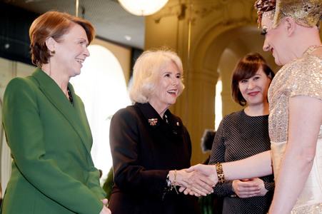 Königin-Gemahlin Camilla und beim Besuch der Komischen Oper in Berlin