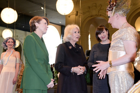 Königin-Gemahlin Camilla und beim Besuch der Komischen Oper in Berlin