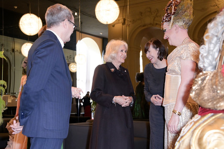 Königin-Gemahlin Camilla und beim Besuch der Komischen Oper in Berlin